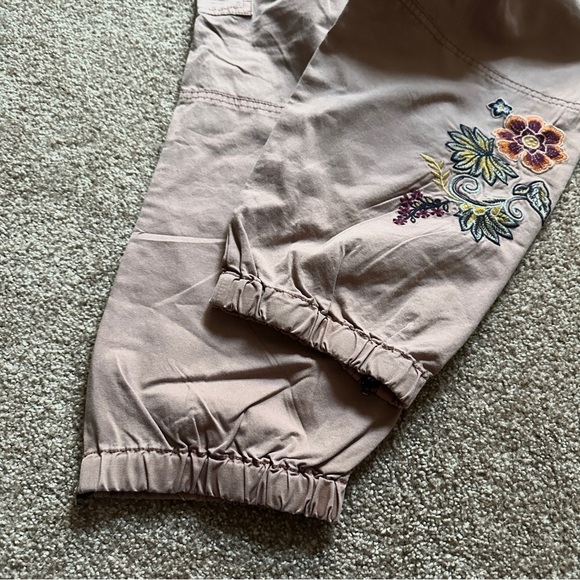 Sundance Vivant Mauve Flower Embroidered Cargo Joggers Women’s Size P12 Boho NWT - Picture 15 of 16